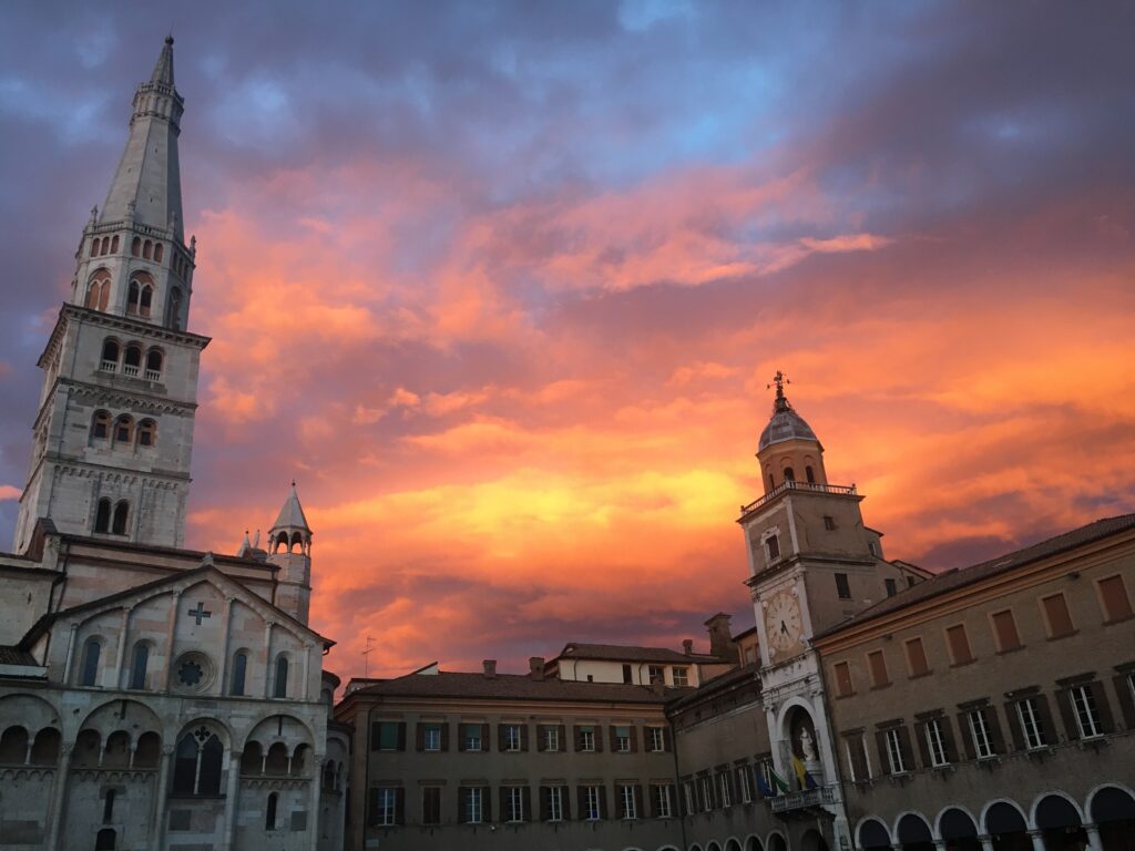 modena piazza grande modena al tramonto